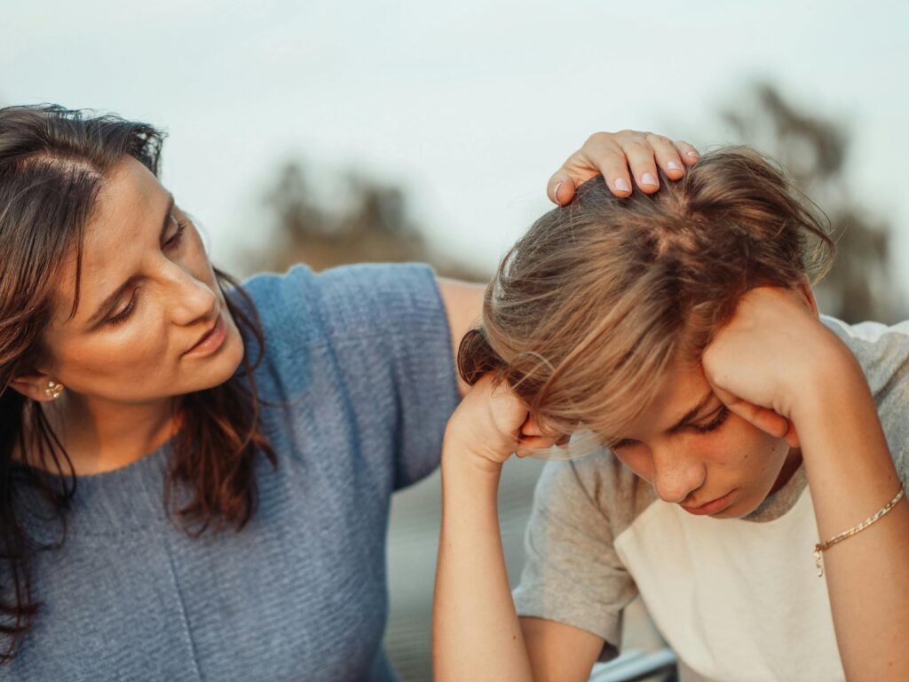 parent calme face à un enfant qui n'écoute pas avec approche bienveillante parent en train de parler à un enfant qui n'écoute pas dans un moment de parentalité apaisée situation parent enfant difficulté d'écoute communication bienveillante parent qui aide son enfant à écouter grâce à une approche douce et sécurisante